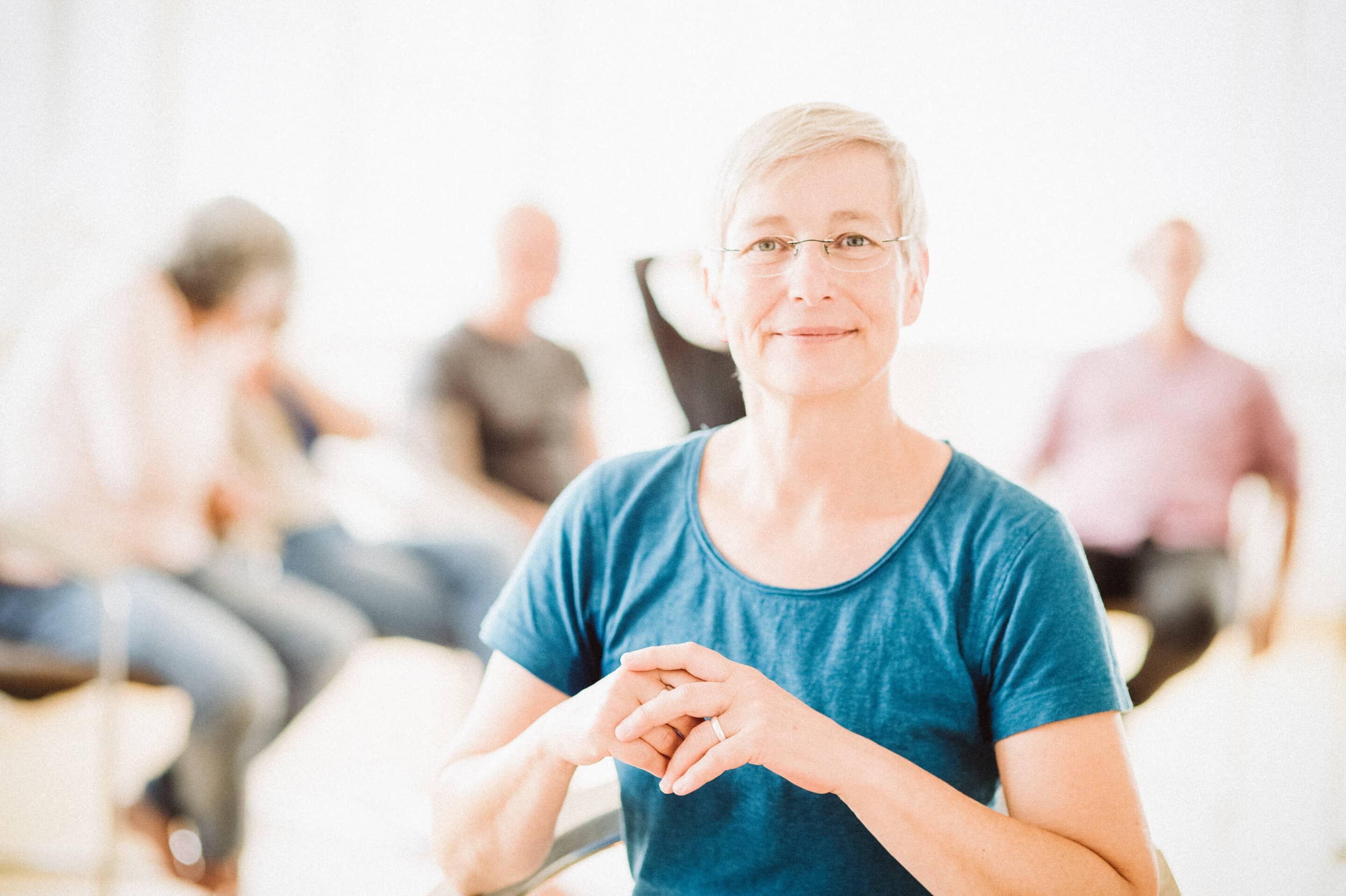 Portrait mit Gruppe im Hintergrund