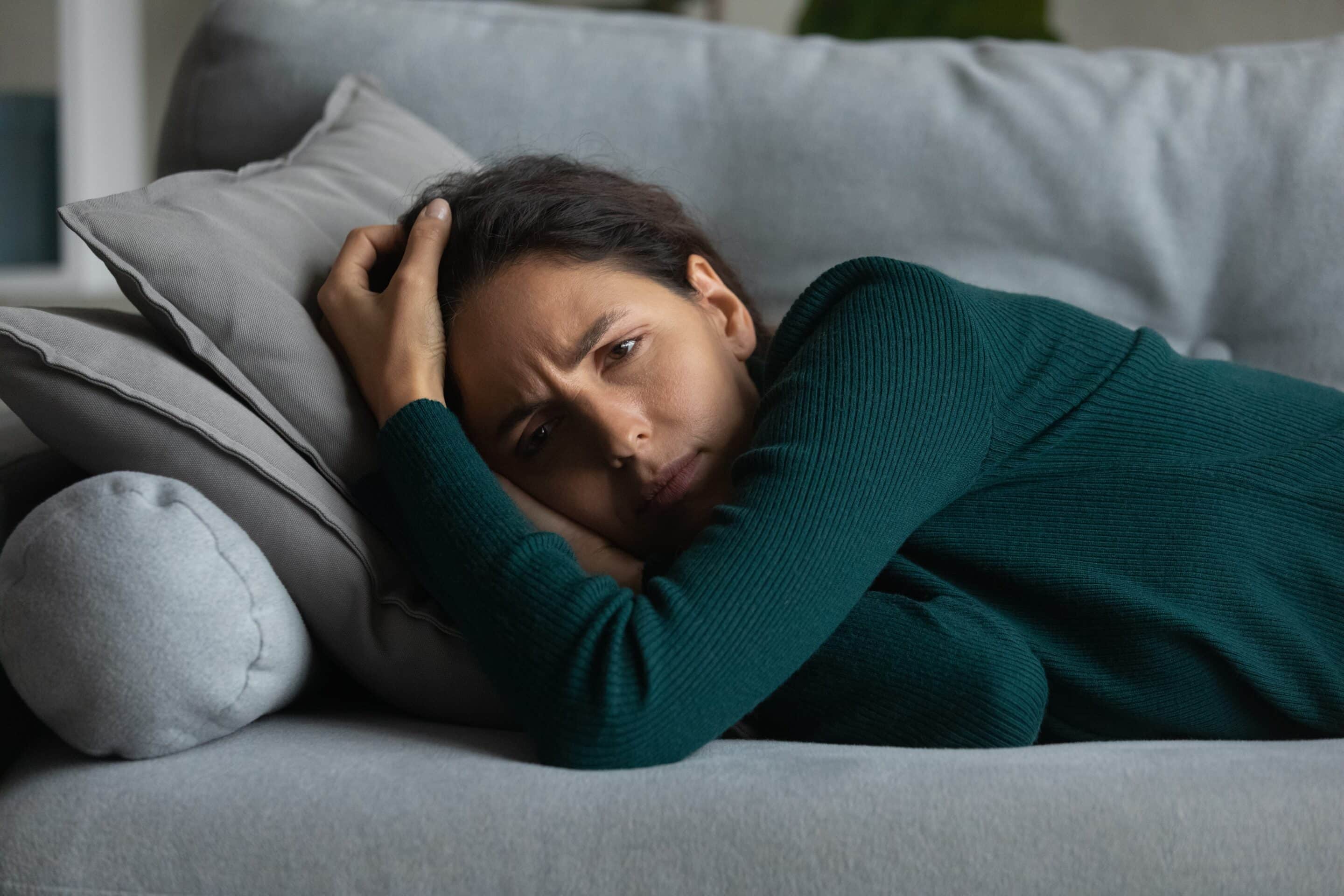 Einsamkeit Frau auf Sofa