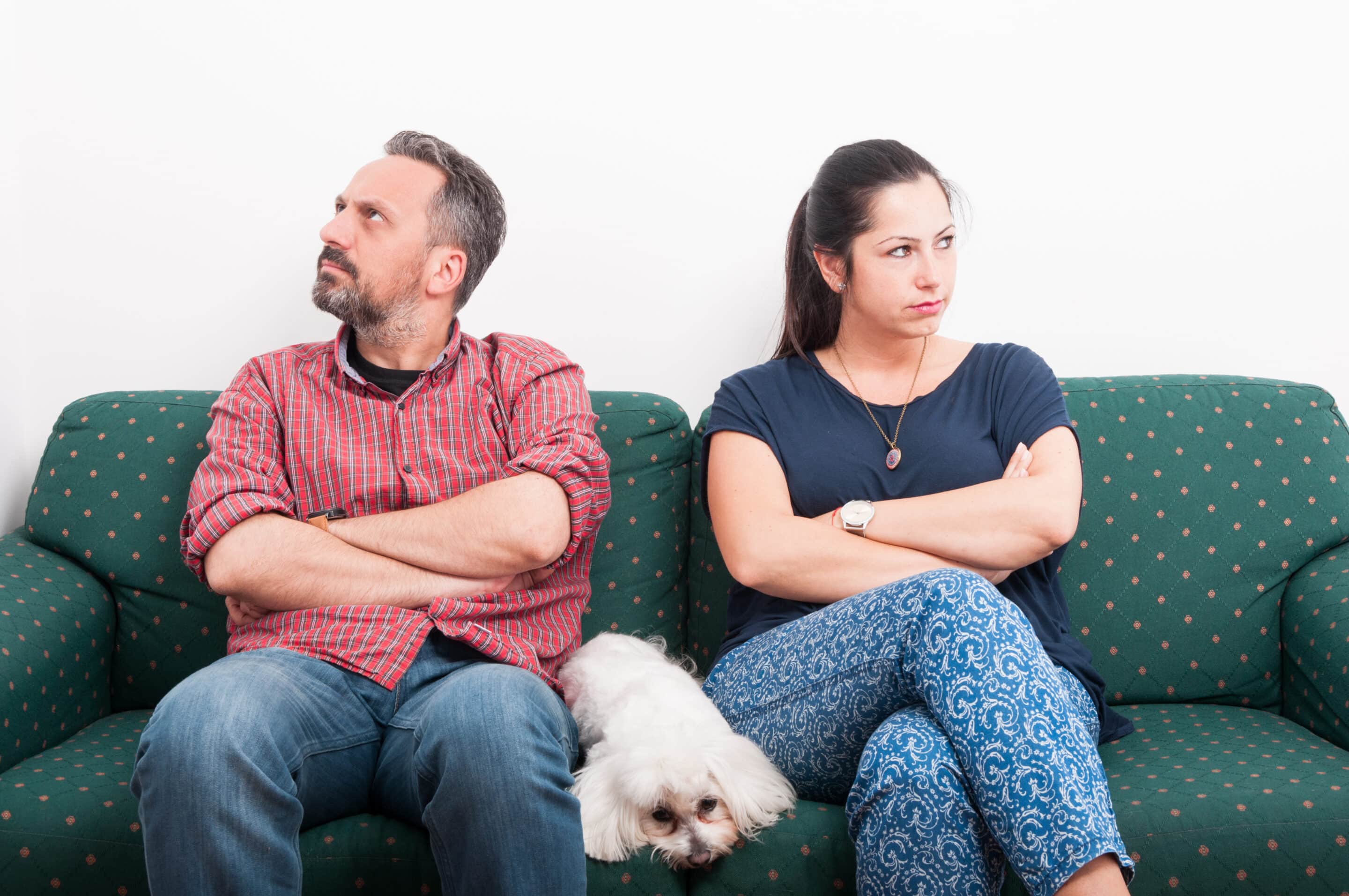 Dreieck_Paar mit Hund im Streit auf Sofa
